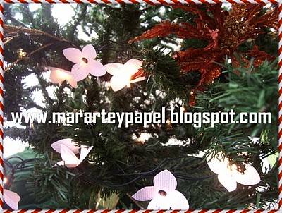 Luces con flores de papel