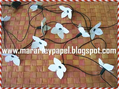 Luces con flores de papel